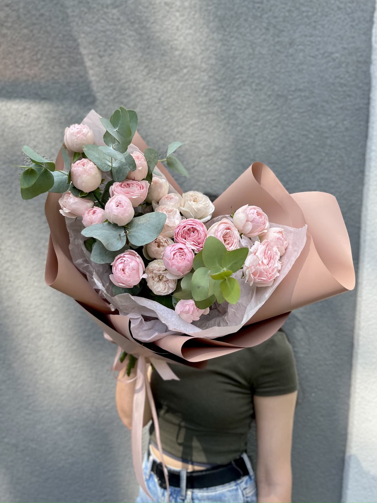 Любимый букет из 7 пионовидных кустовых роз «Майнсфилд Парк» с эвкалиптом