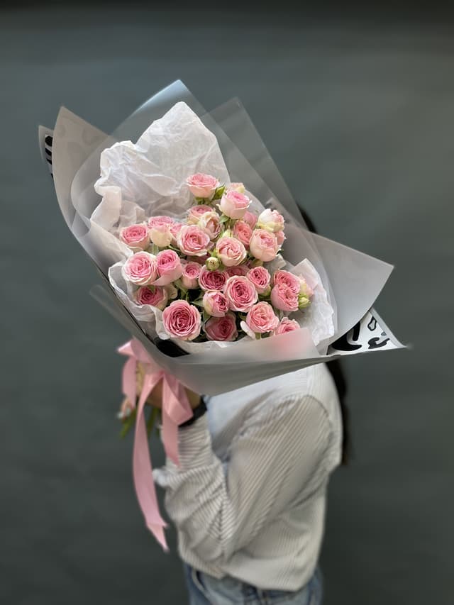 Мини букет из 7 кустовых роз Мини букет из 7 кустовых роз