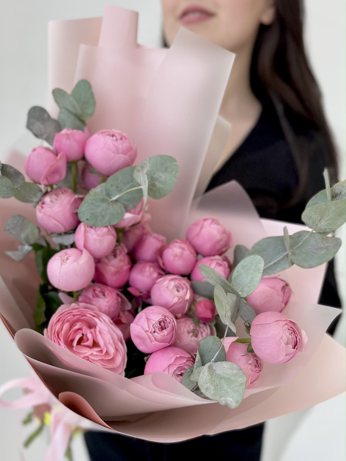 Цветочный букет из 7 пионовидных кустовых роз Silvia pink с эвкалиптом