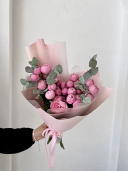 Цветочный букет из 7 пионовидных кустовых роз "Сильва Пинк" с эвкалиптом