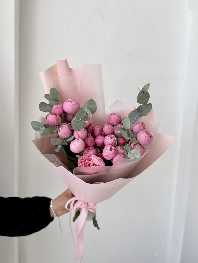 Цветочный букет из 7 пионовидных кустовых роз "Сильва Пинк" с эвкалиптом Цветочный букет из 7 пионовидных кустовых роз "Сильва Пинк" с эвкалиптом