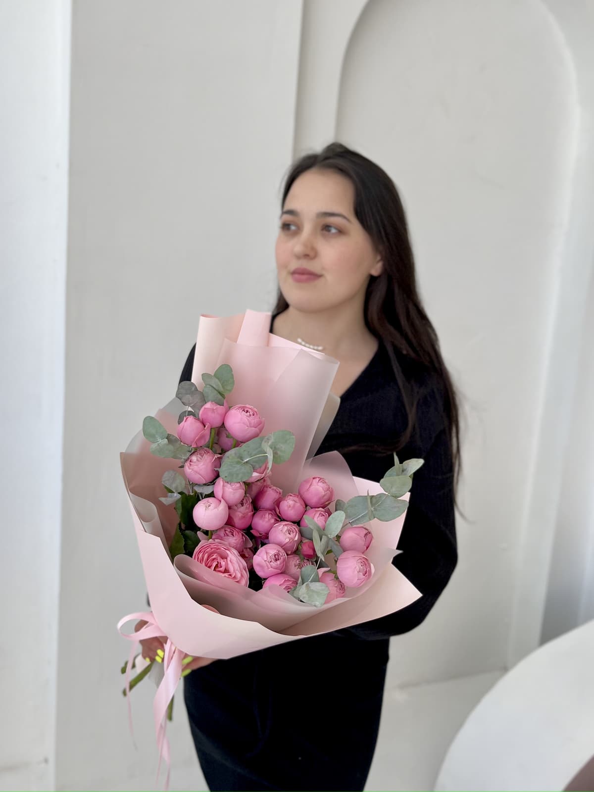 Цветочный букет из 7 пионовидных кустовых роз "Сильва Пинк" с эвкалиптом