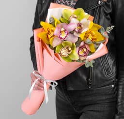 Красивый букет из 7 Орхидей микс в матовой бумаге с зеленью