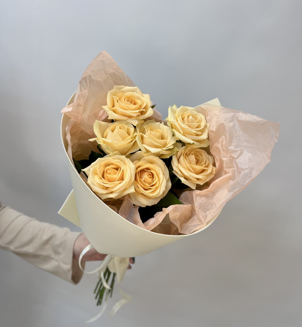 Букет из 7 Персиковых Роз в Фоамиране