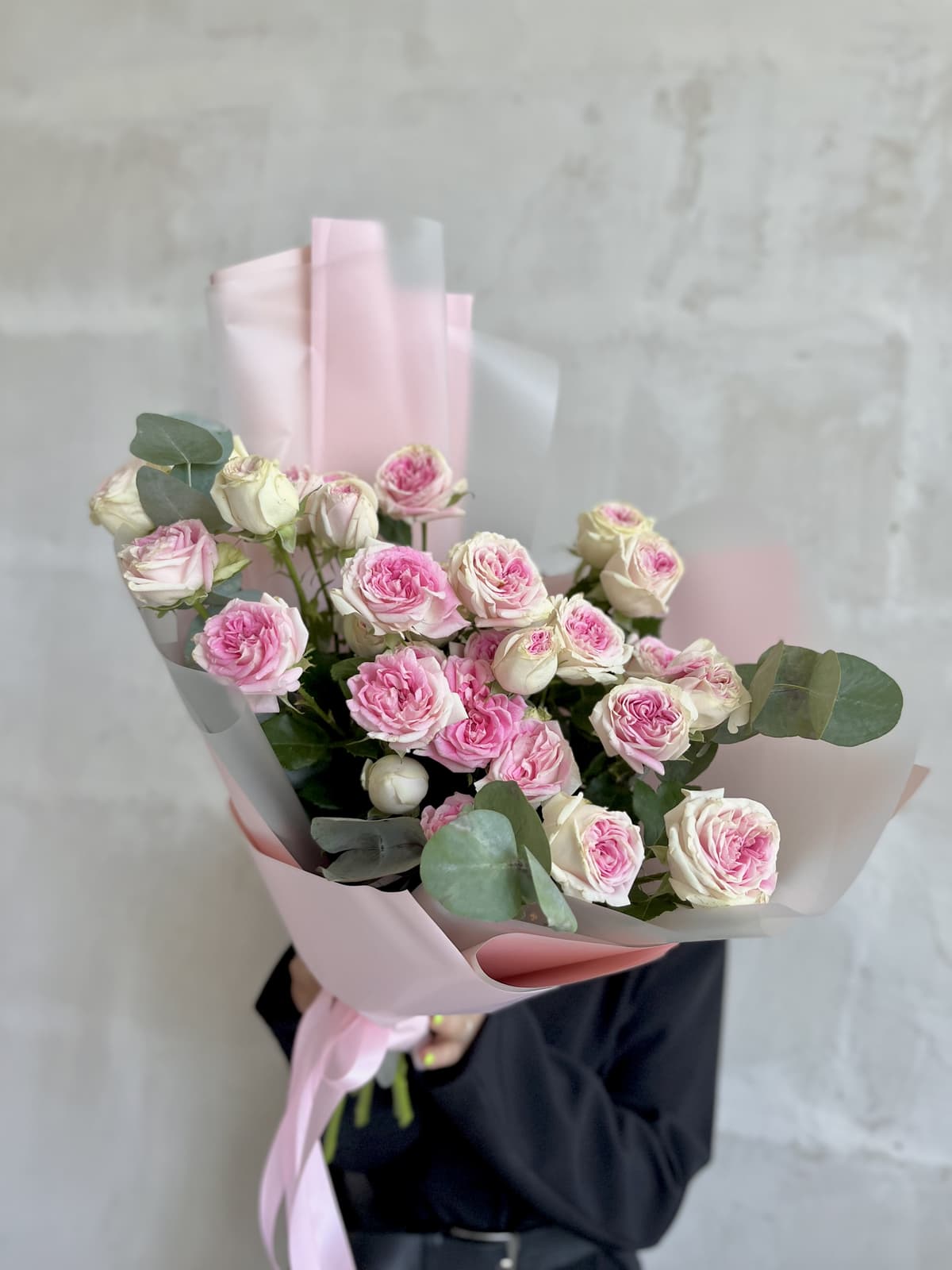 Популярный букет из 7 пионовидных кустовых роз Gelato с эвкалиптом