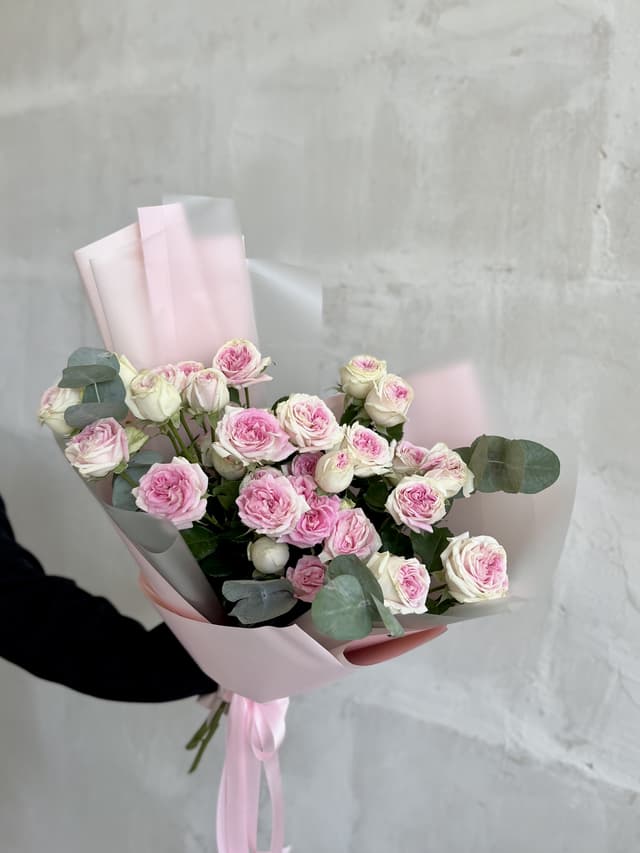 Популярный букет из 7 пионовидных кустовых роз «Джелато» с эвкалиптом Популярный букет из 7 пионовидных кустовых роз «Джелато» с эвкалиптом