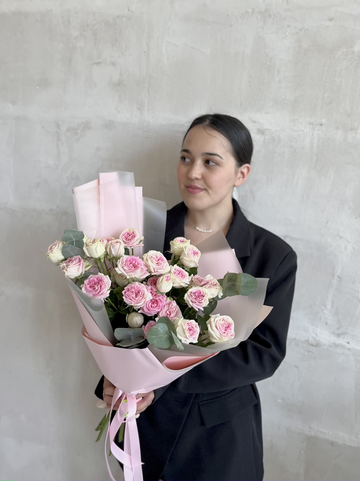 Популярный букет из 7 пионовидных кустовых роз «Джелато» с эвкалиптом