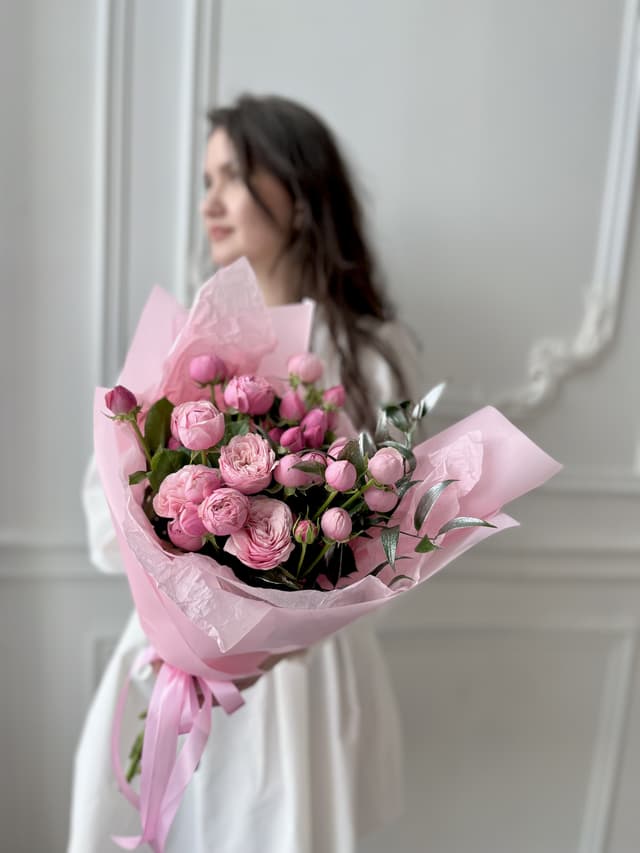 Цветочный букет из 7 пионовидных кустовых роз с зеленью Цветочный букет из 7 пионовидных кустовых роз с зеленью