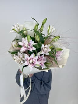 Праздничный букет из 7 Пионовидных Лилий в матовой бумаге