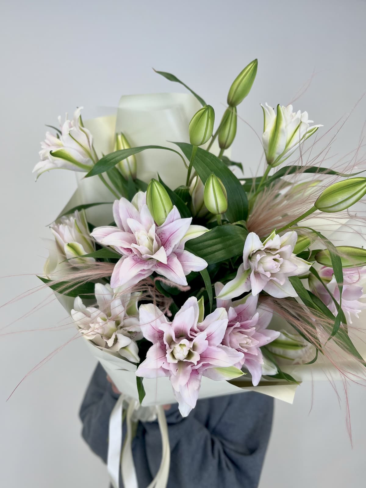 Праздничный букет из 7 Пионовидных Лилий в матовой бумаге