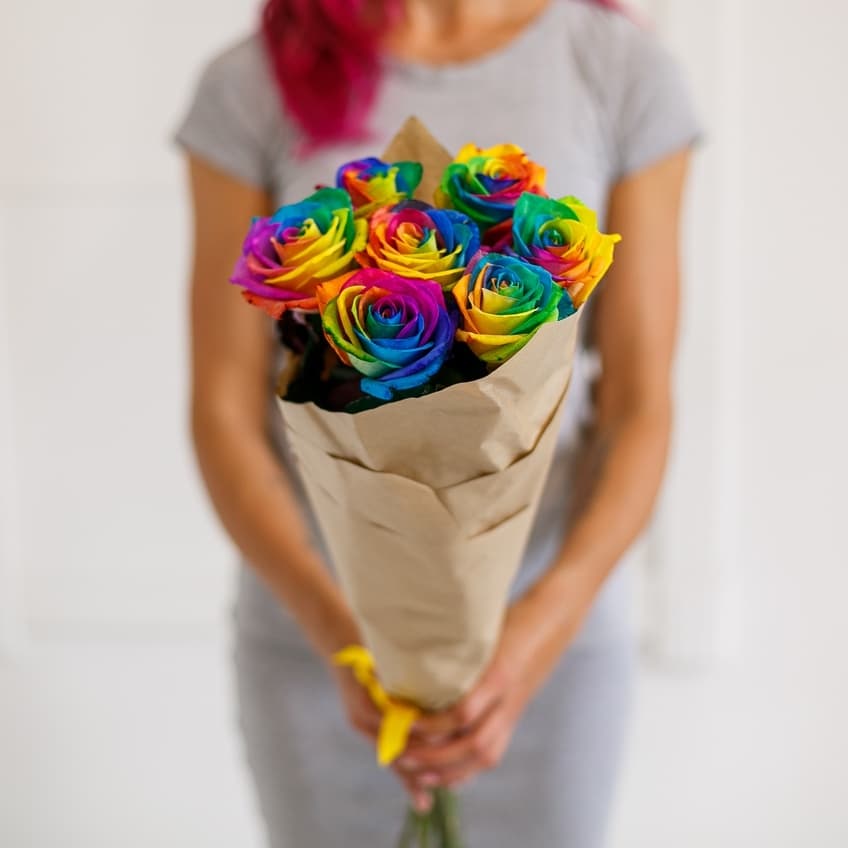 Букет из 7 радужных Роз Эквадор в крафте