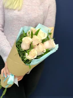 Букет из 7 розовых Роз Эквадор в крафте с зеленью 70 см