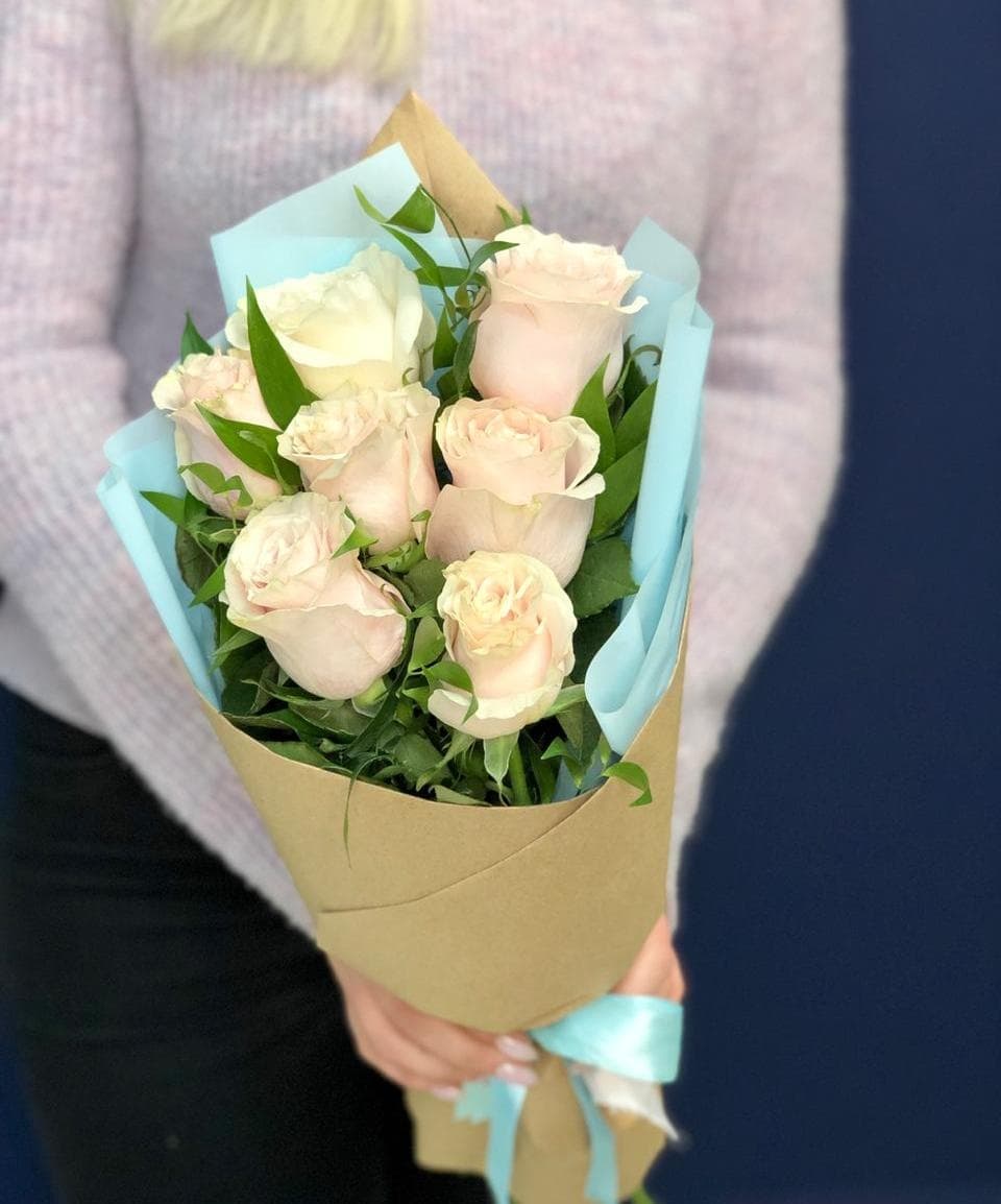 Букет из 7 розовых Роз Эквадор в крафте с зеленью 70 см