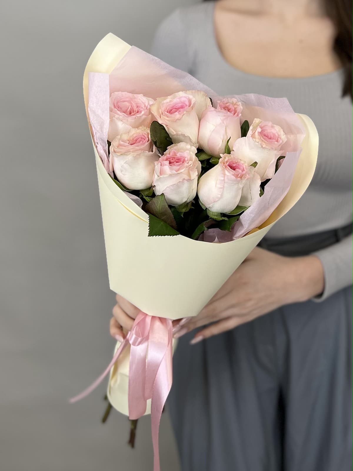 Оригинальный букет из 7 розовых роз стандарт 50 см в оформлении