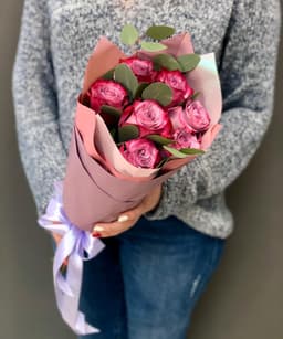 Букет из 7 сиреневых Роз Эквадор в матовой бумаге с зеленью 50 см