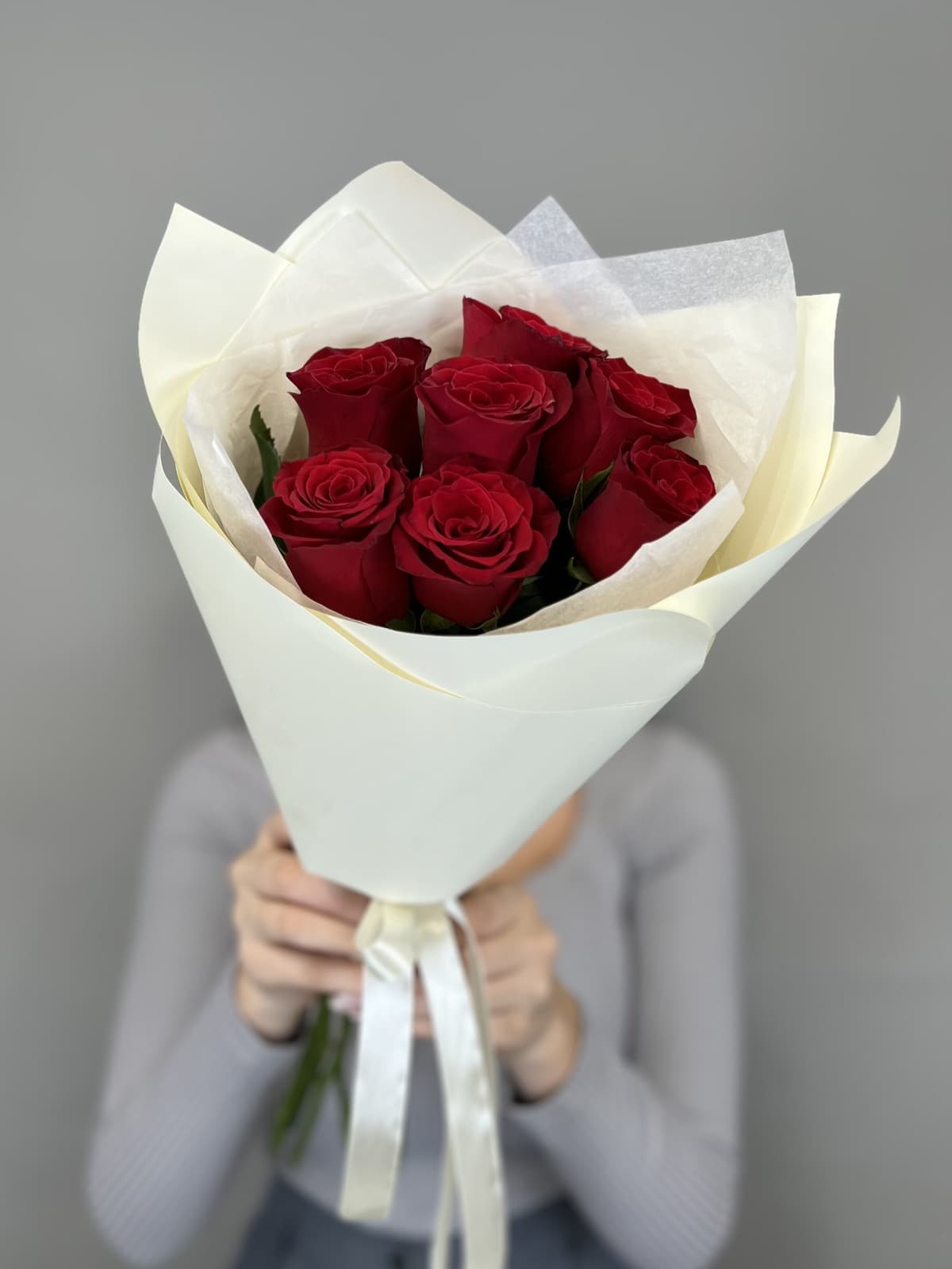 Красочный букет из 7 стандартных красных роз 50 см