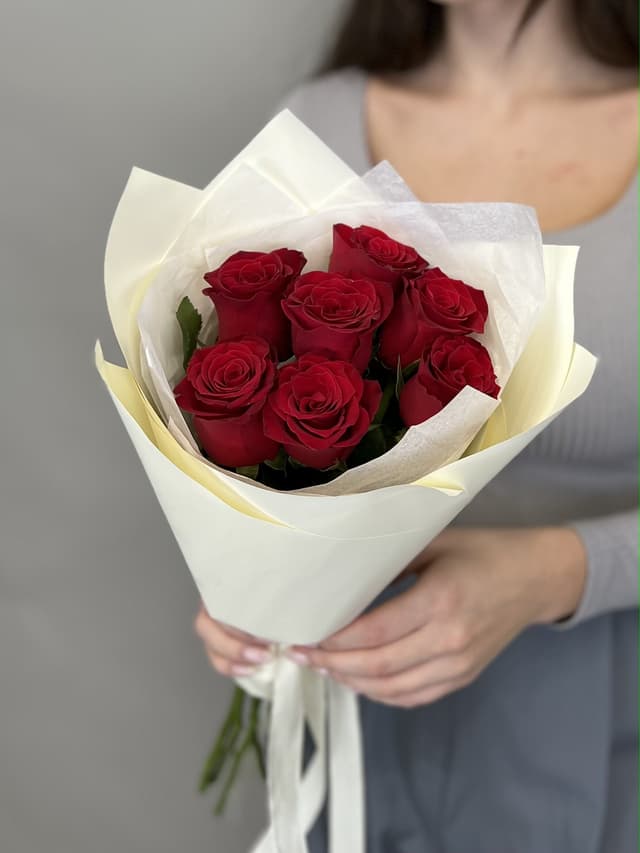 Красочный букет из 7 стандартных красных роз 50 см Красочный букет из 7 стандартных красных роз 50 см