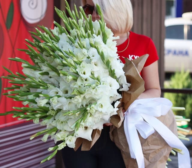 Букет из 75 Гладиолусов в матовой бумаге Уфа Букет из 75 Гладиолусов в матовой бумаге Уфа