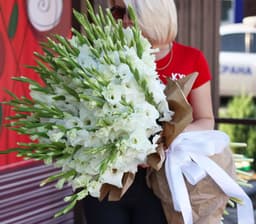 Букет из 75 Гладиолусов в матовой бумаге