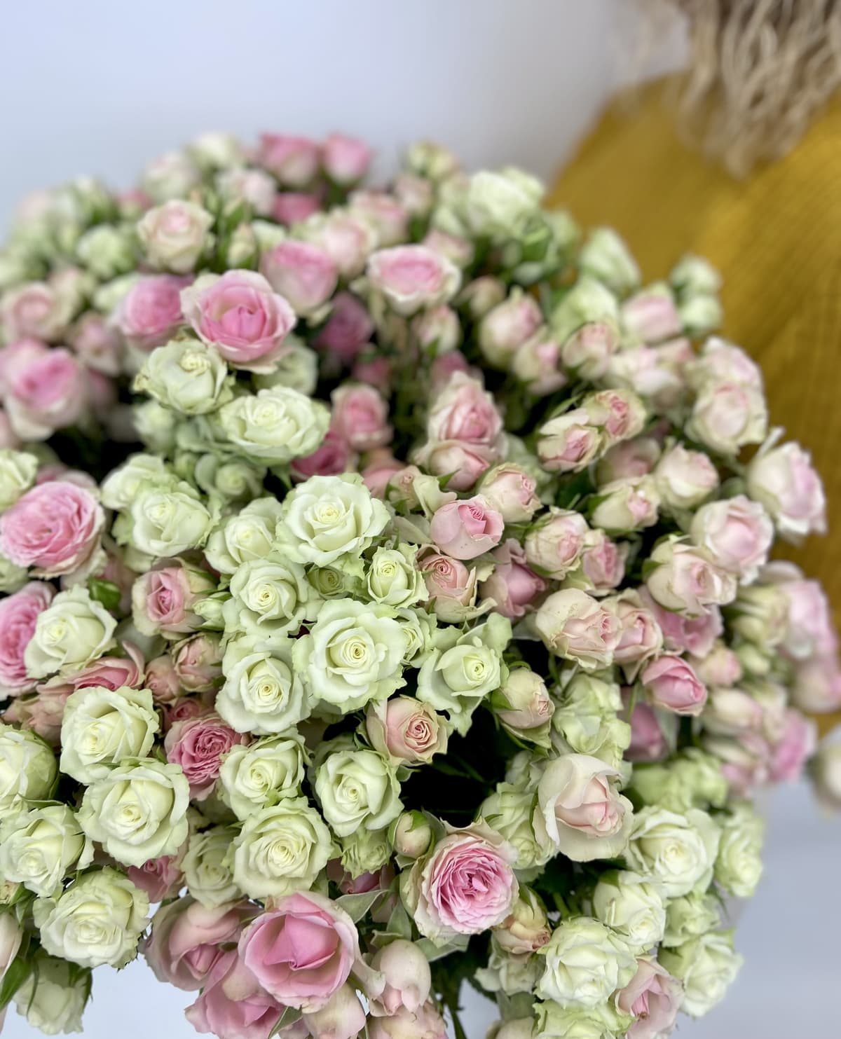 Классический букет из 75 кустовых роз