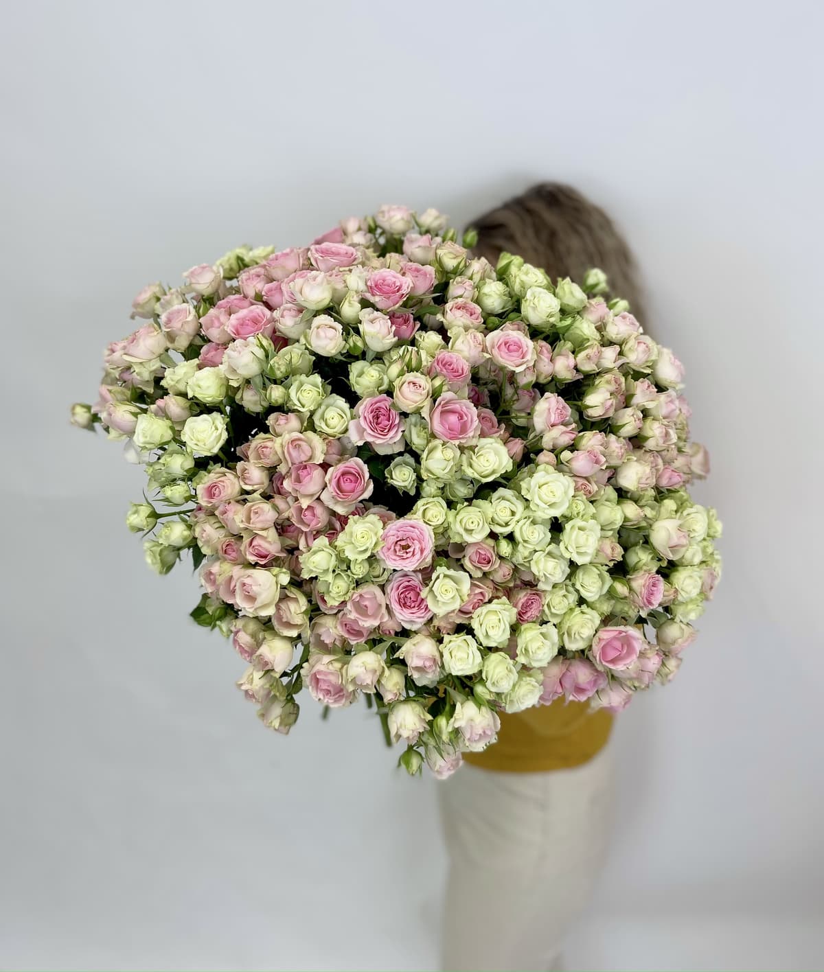 Классический букет из 75 кустовых роз