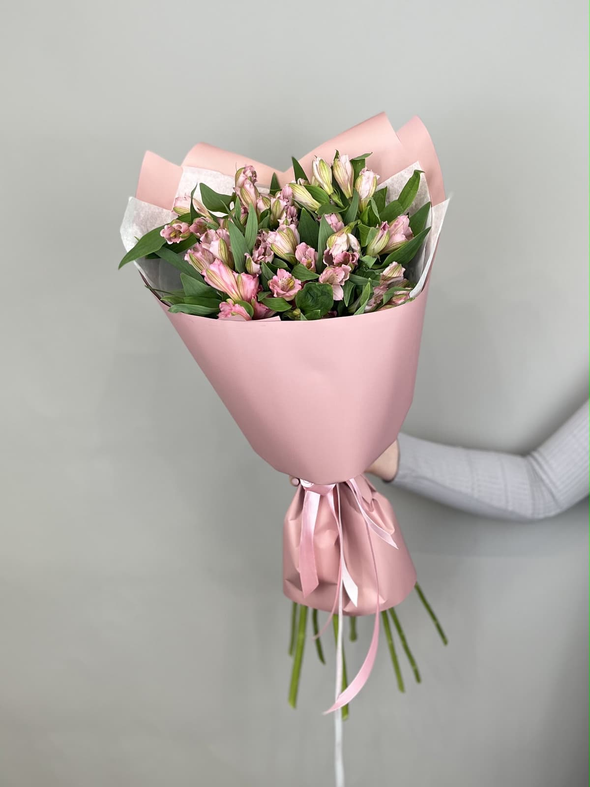 Красочный букет из 9 альстромерий "Elegance"