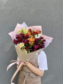 Красочный букет из 9 Альстромерий в матовой бумаге