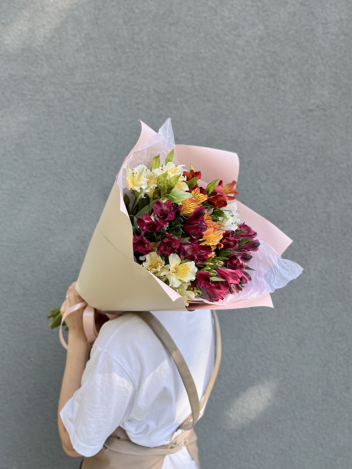 Красочный букет из 9 Альстромерий в матовой бумаге