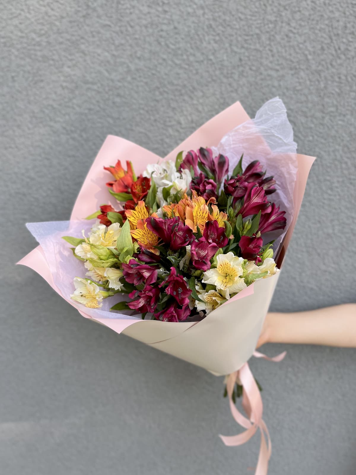 Красочный букет из 9 Альстромерий в матовой бумаге