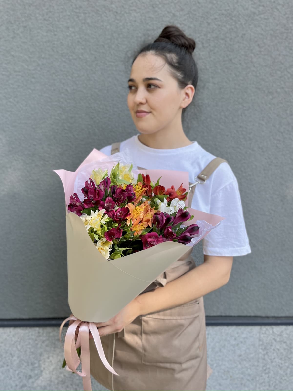 Красочный букет из 9 Альстромерий в матовой бумаге