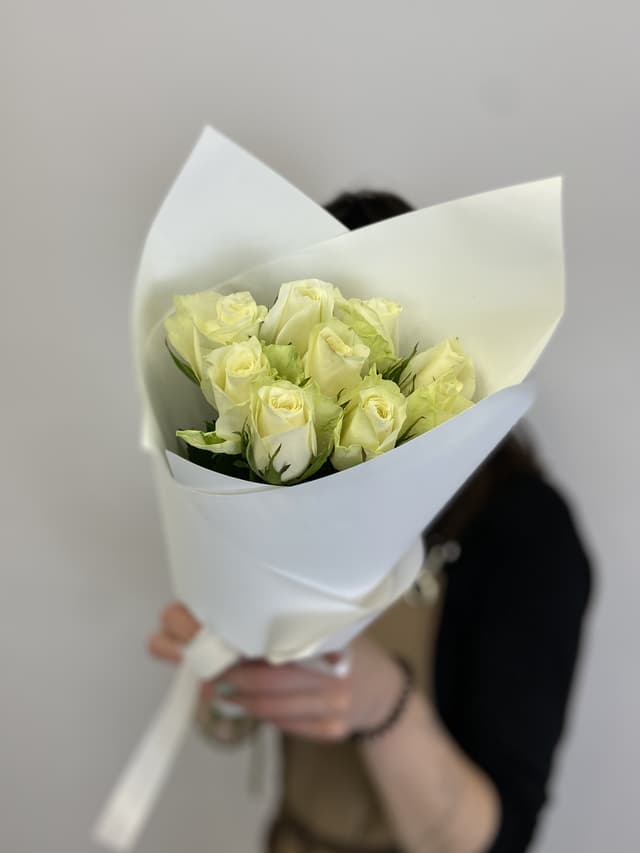 Оригинальный букет из 9 белых роз Кения 35-40см в матовом оформлении Оригинальный букет из 9 белых роз Кения 35-40см в матовом оформлении