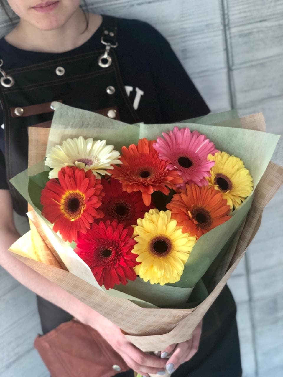 Цветочный букет из 9 гербер в крафте