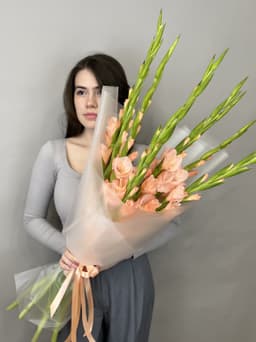 Букет из 9 гладиолусов персик в матовой бумаге