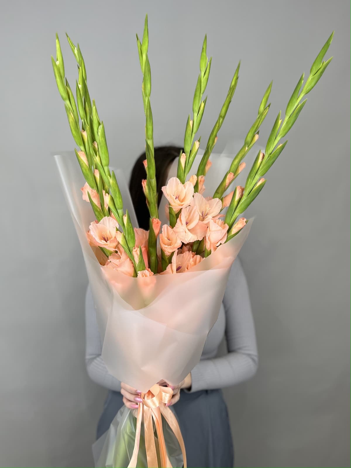 Букет из 9 гладиолусов персик в матовой бумаге