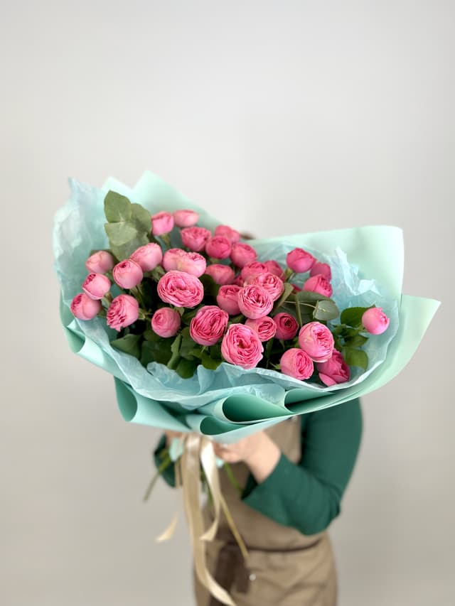 Весенний букет из 9 пионовидных кустовых роз Giselle с эвкалиптом Весенний букет из 9 пионовидных кустовых роз Giselle с эвкалиптом