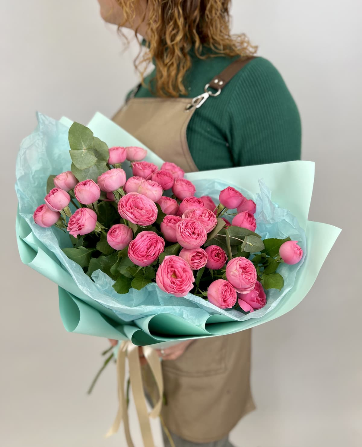 Весенний букет из 9 пионовидных кустовых роз Giselle с эвкалиптом