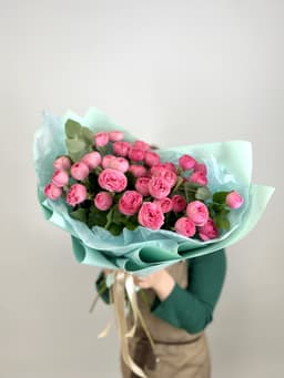 Весенний букет из 9 пионовидных кустовых роз Giselle с эвкалиптом