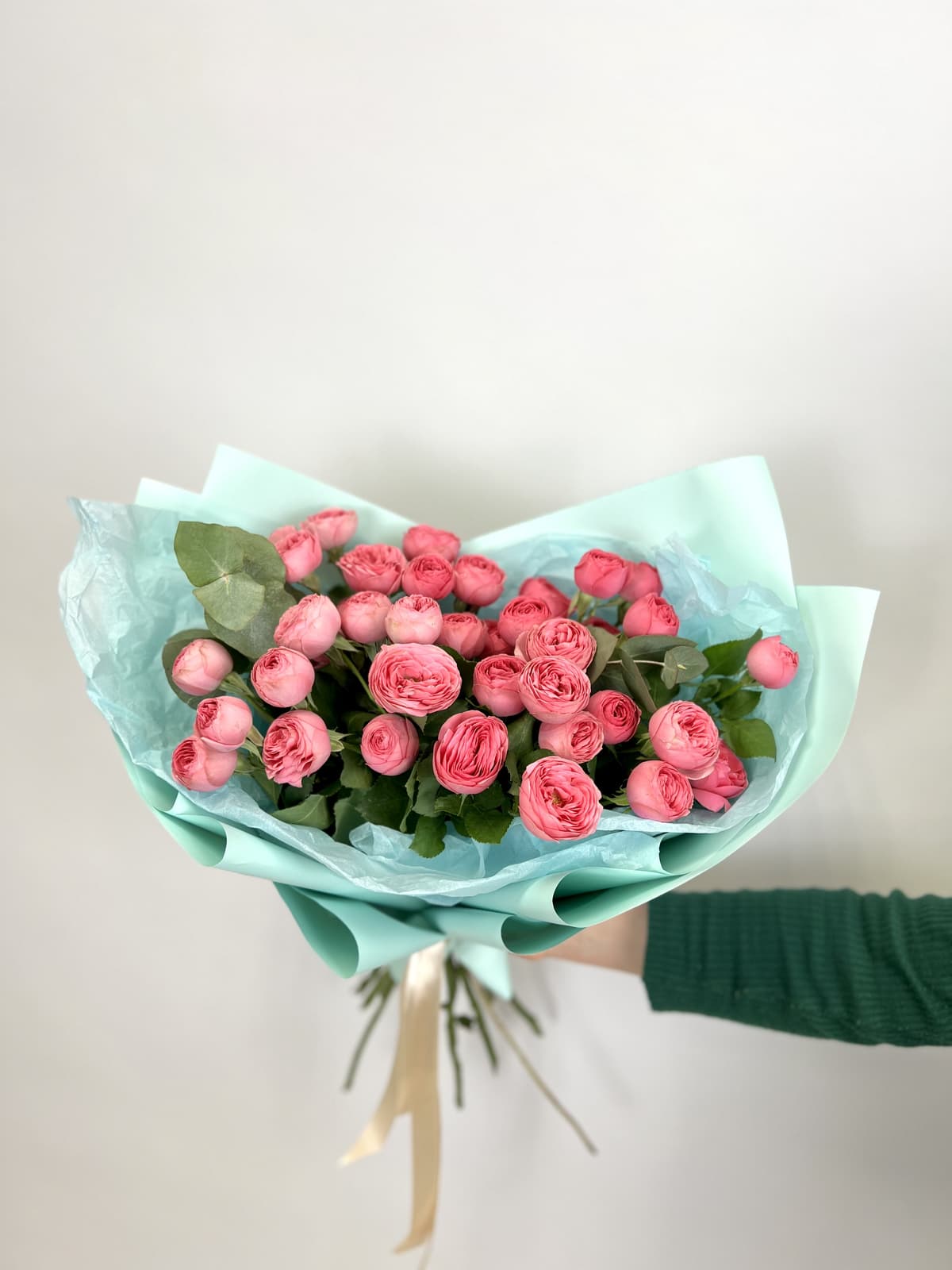 Весенний букет из 9 пионовидных кустовых роз «Жизель» с эвкалиптом