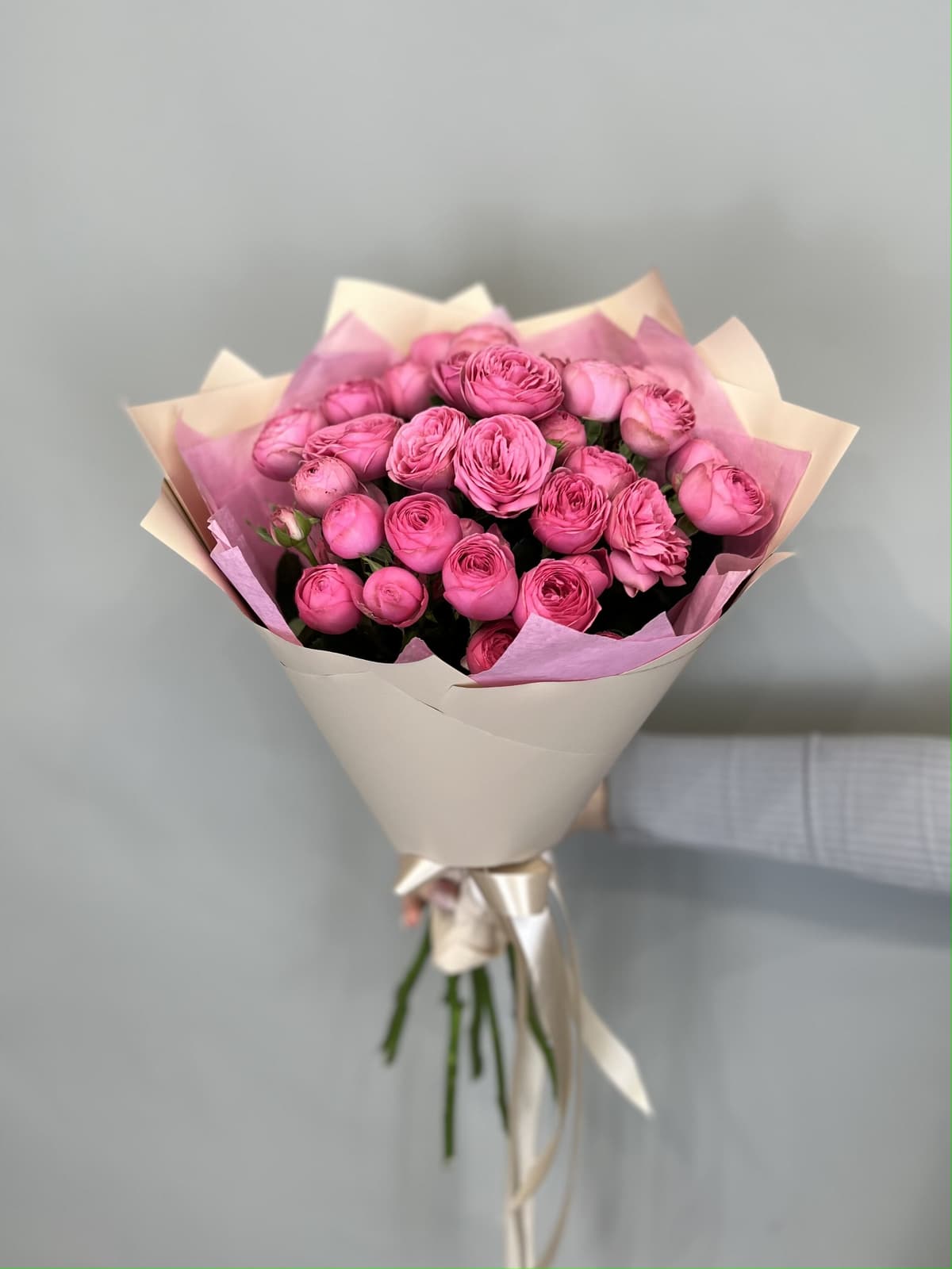 Свежий букет из 9 кустовых пионовидных роз Giselle