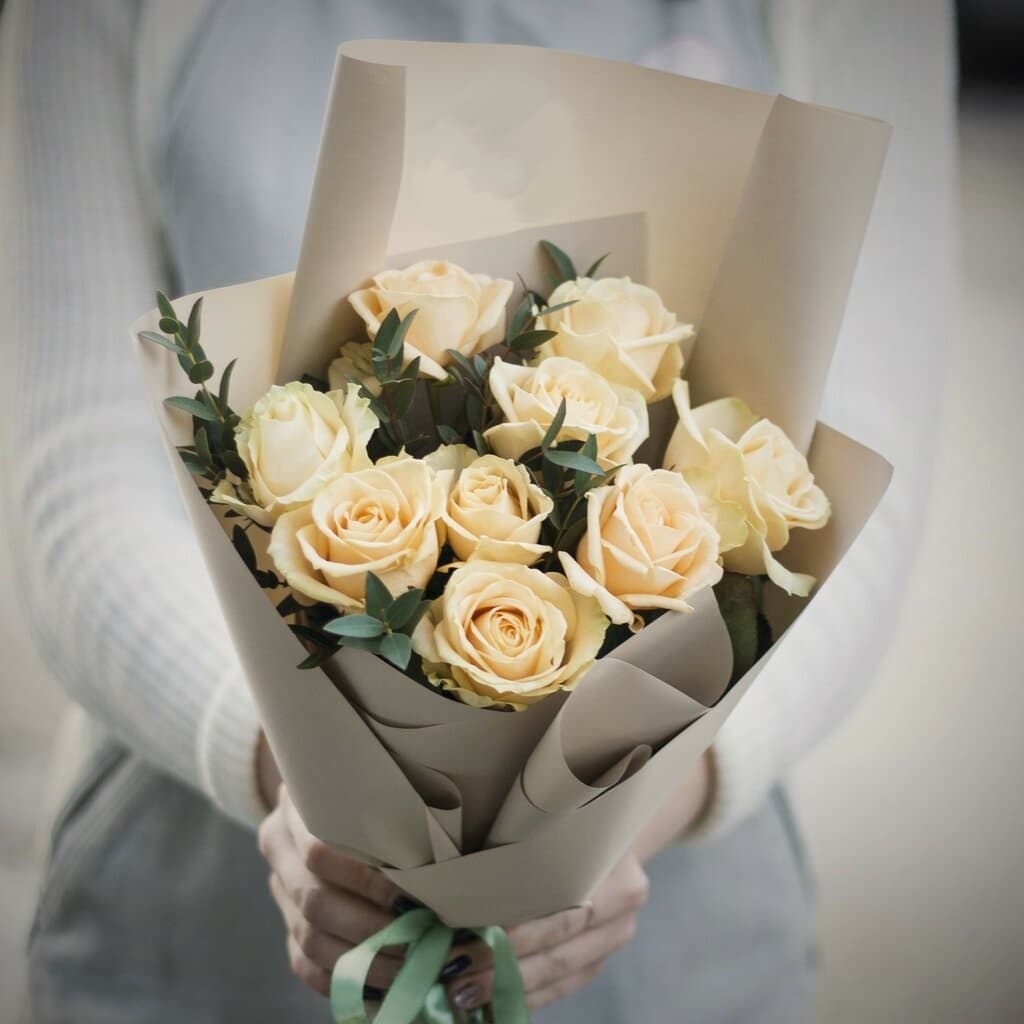 Букет из 9 персиковых Роз Эквадор в матовой бумаге 50 см