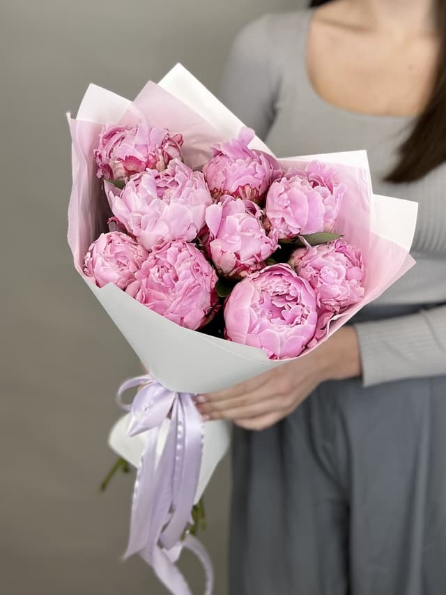 Свежий букет из 9 Пионов "Сара Бернар” Свежий букет из 9 Пионов "Сара Бернар”