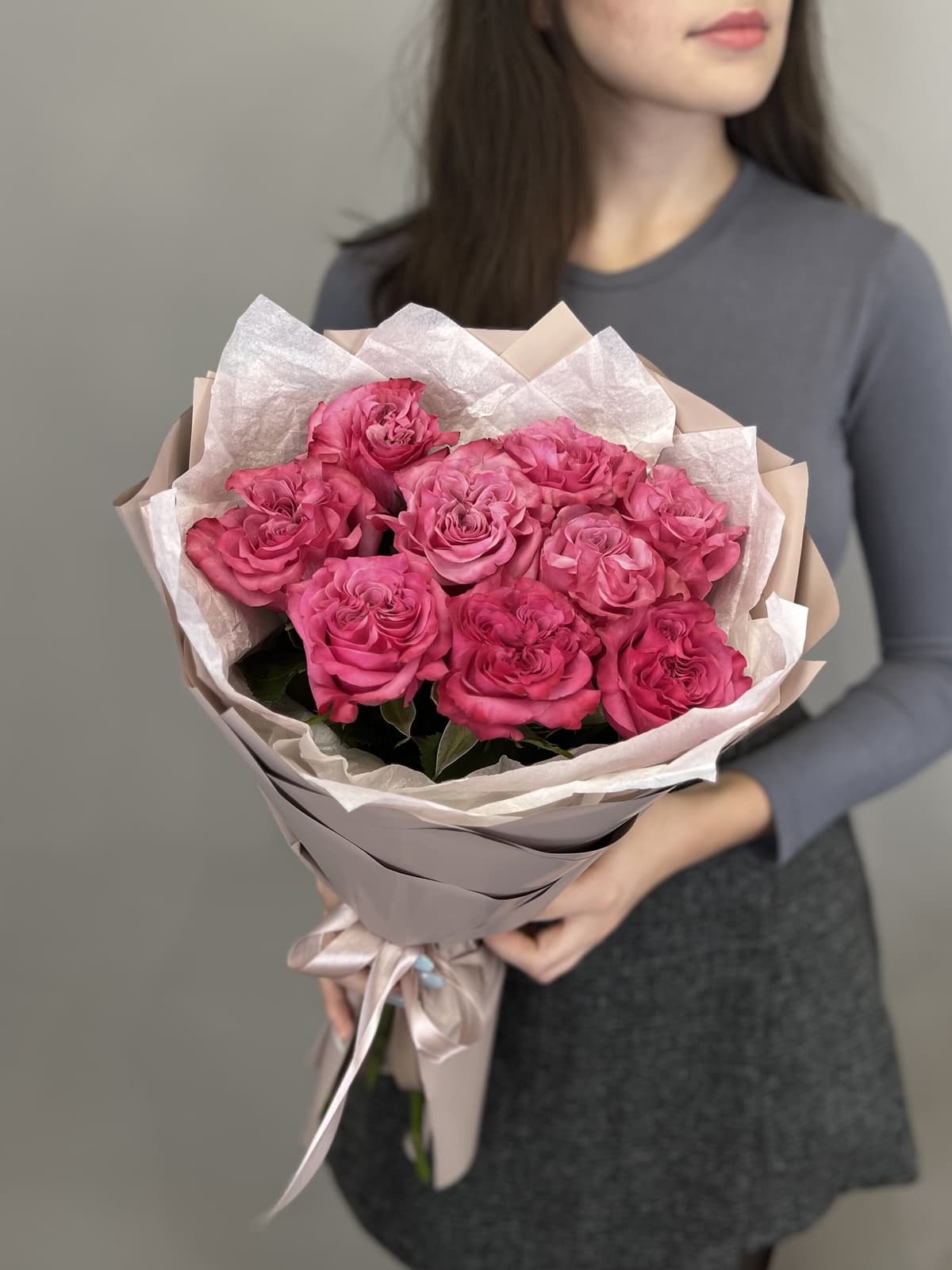 Красивый букет из 9 пионовидных роз "Country Blues"