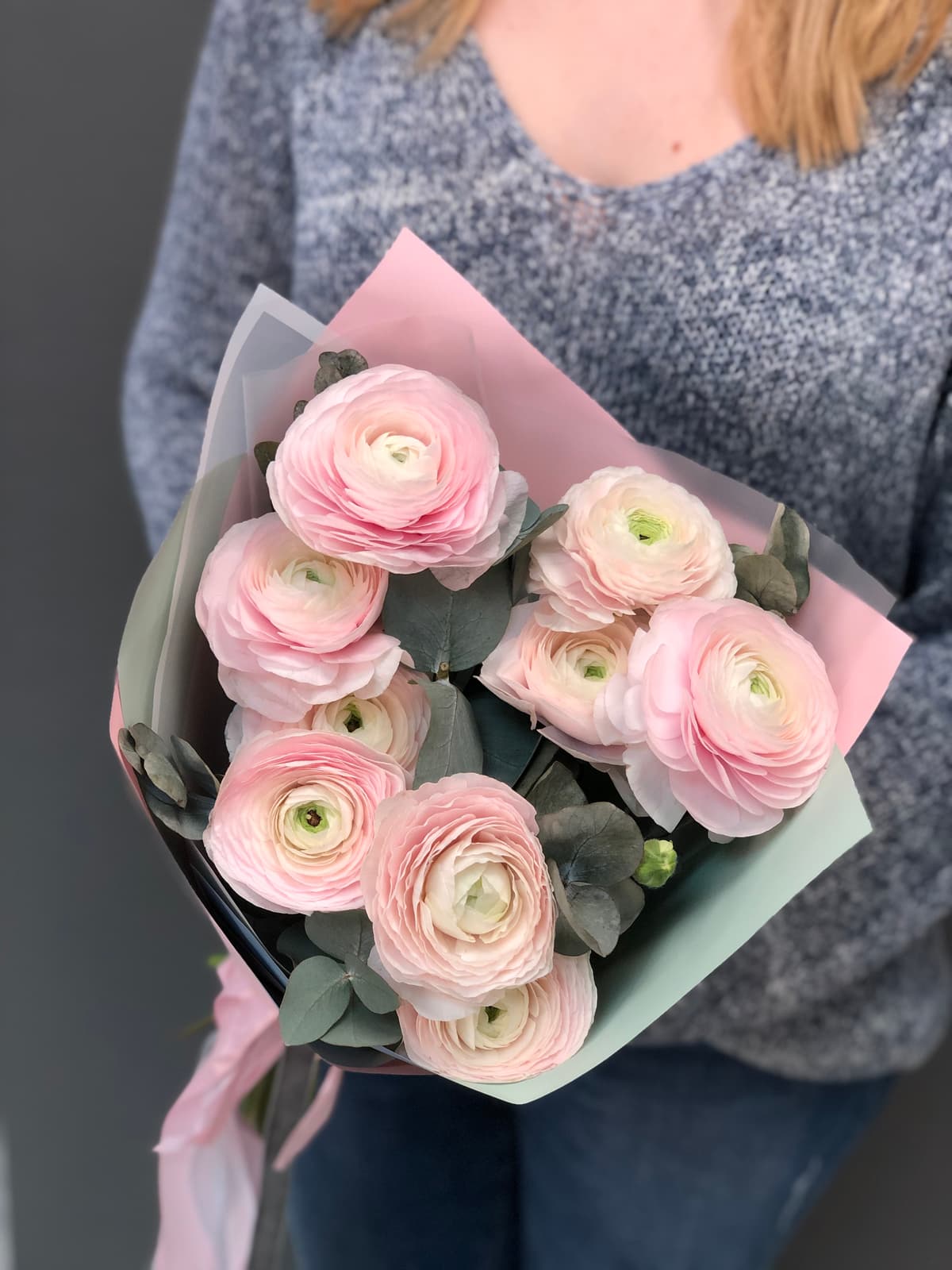 Букет из 9 Ранункулюсов в матовой бумаге