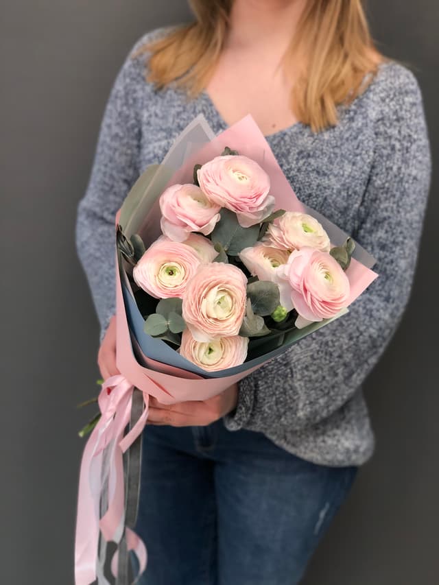 Букет из 9 Ранункулюсов в матовой бумаге Букет из 9 Ранункулюсов в матовой бумаге