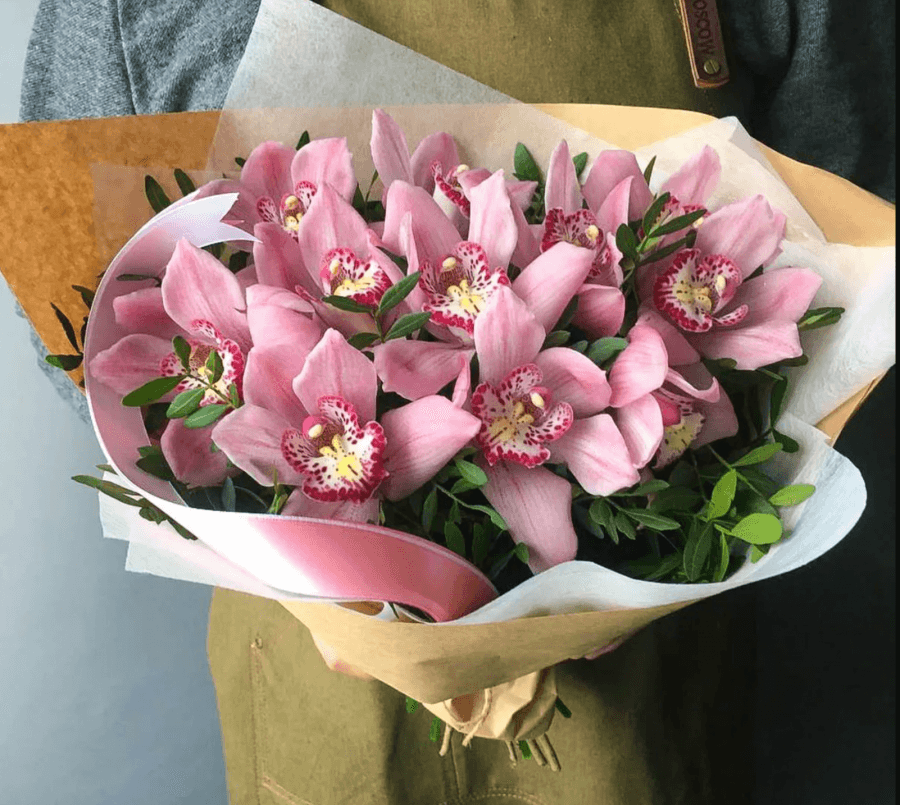 Весенний букет из 9 розовых Орхидей в матовой бумаге с зеленью