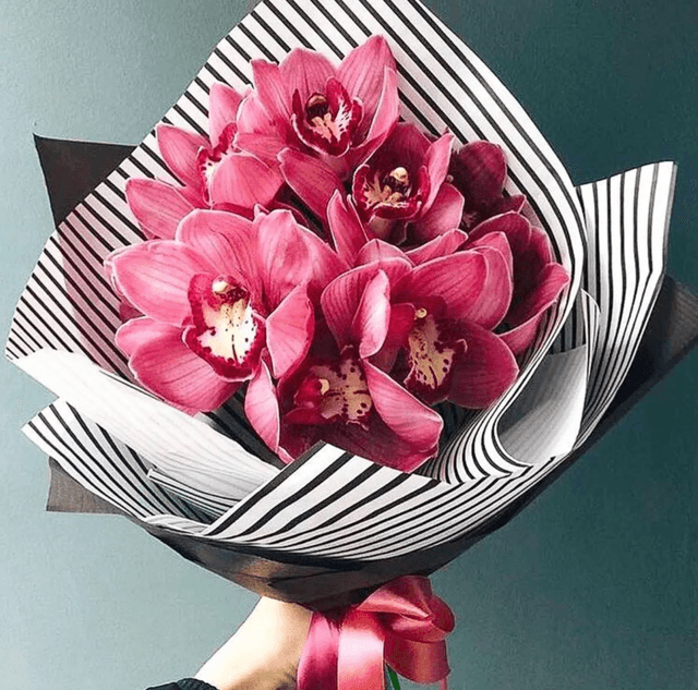 Стильный букет из 9 розовых Орхидей в матовой бумаге Стильный букет из 9 розовых Орхидей в матовой бумаге