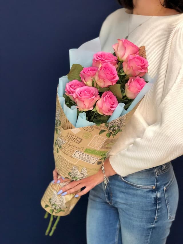 Букет из 9 розовых Роз Эквадор в крафте 50 см 2 Серия Букет из 9 розовых Роз Эквадор в крафте 50 см 2 Серия