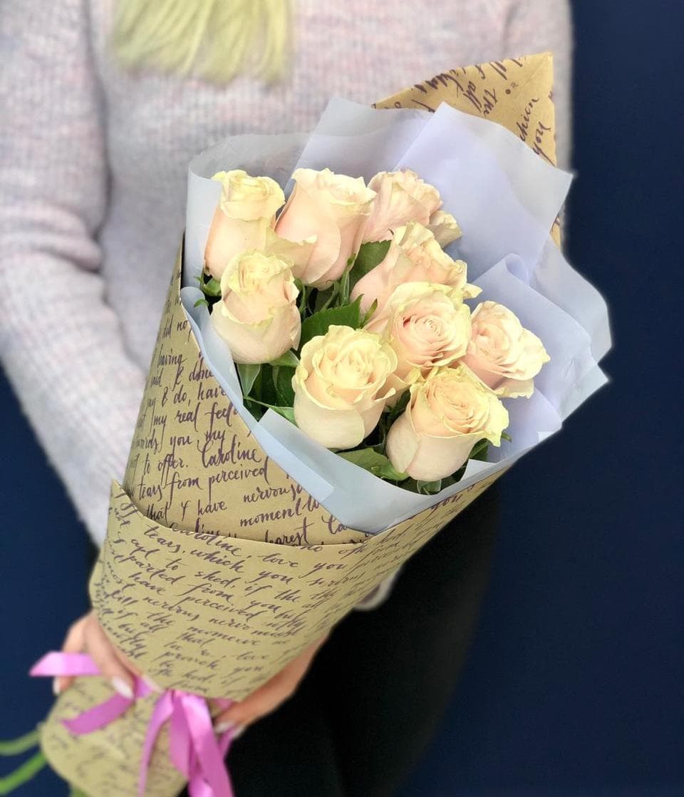 Букет из 9 розовых Роз Эквадор в крафте 50 см