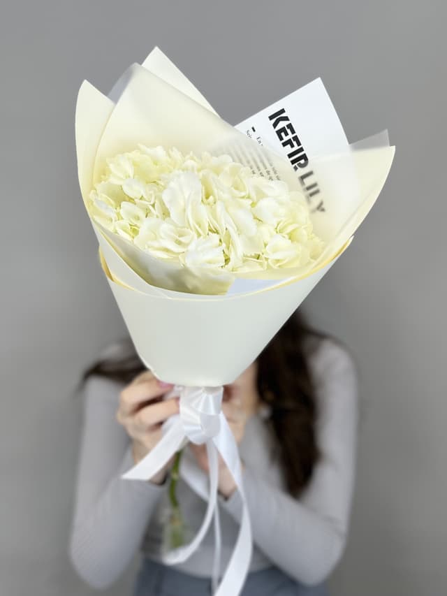 Свежий букет из белой гортензии в упаковке Свежий букет из белой гортензии в упаковке