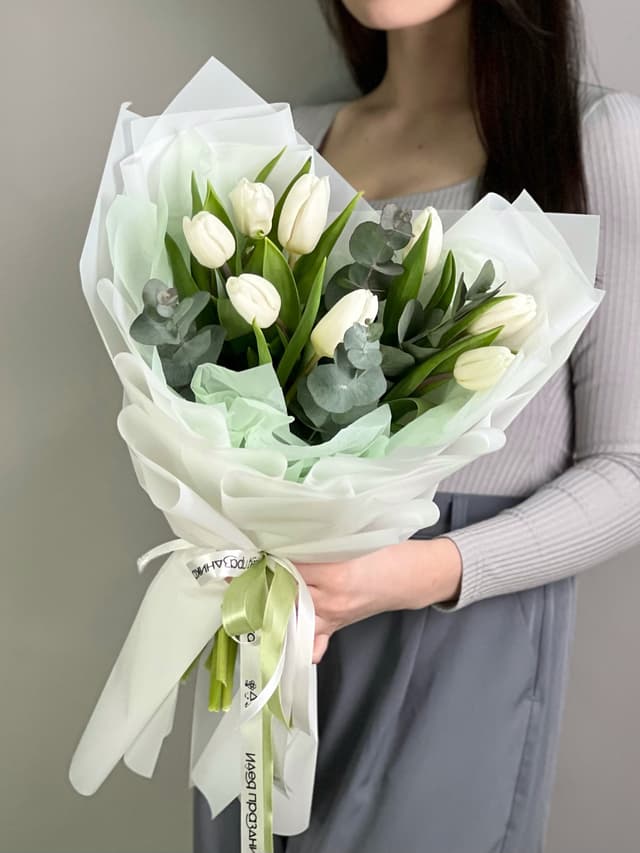 Букет из белых тюльпанов "Поцелуй весны" (9) Букет из белых тюльпанов "Поцелуй весны" (9)